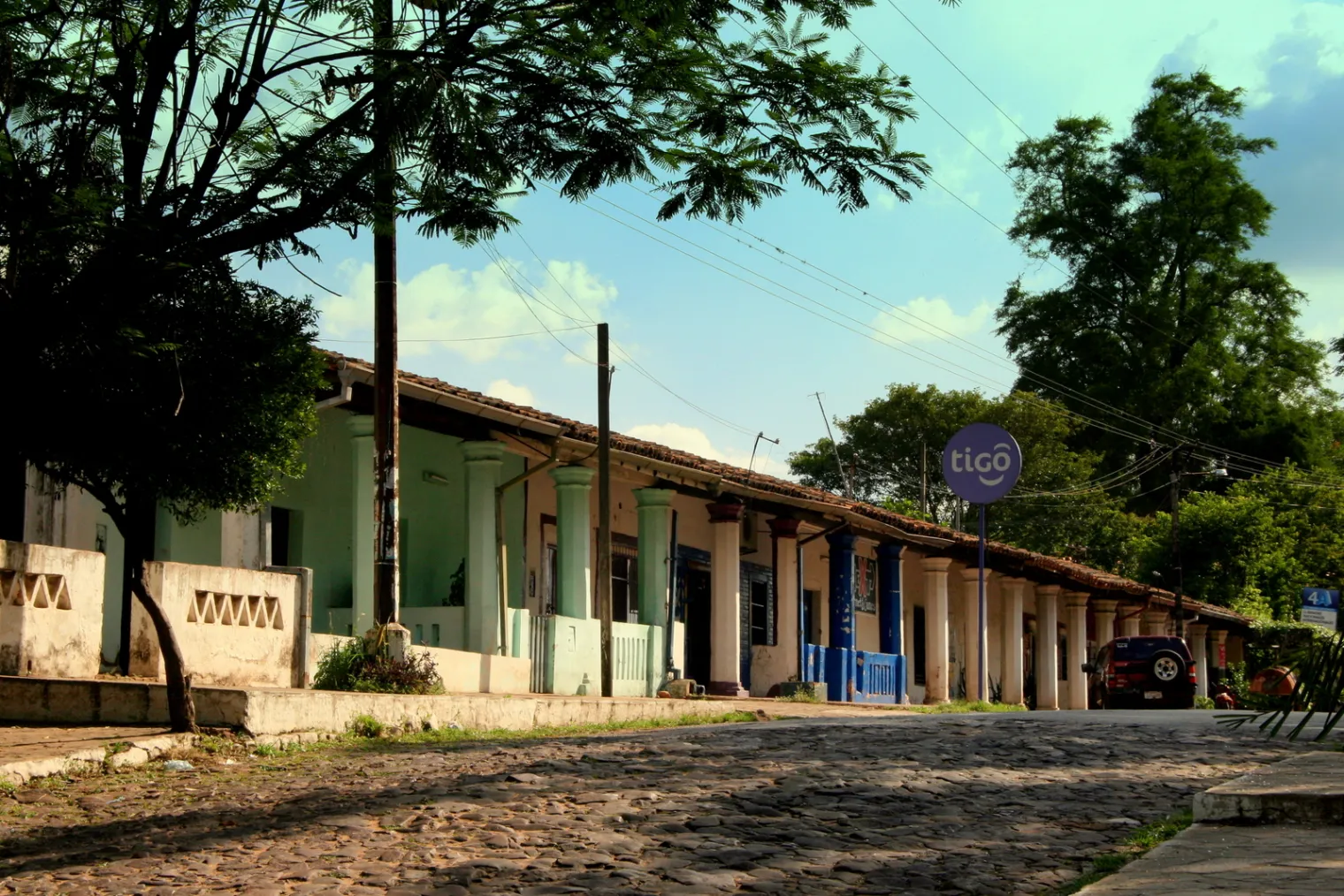Kolonialhäuser an einer Kopfsteinpflasterstraße in Areguá