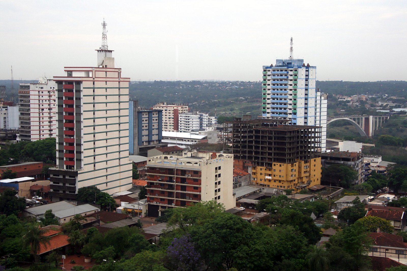 Skyline von Ciudad del Este mit der Freundschaftsbrücke nach Brasilien