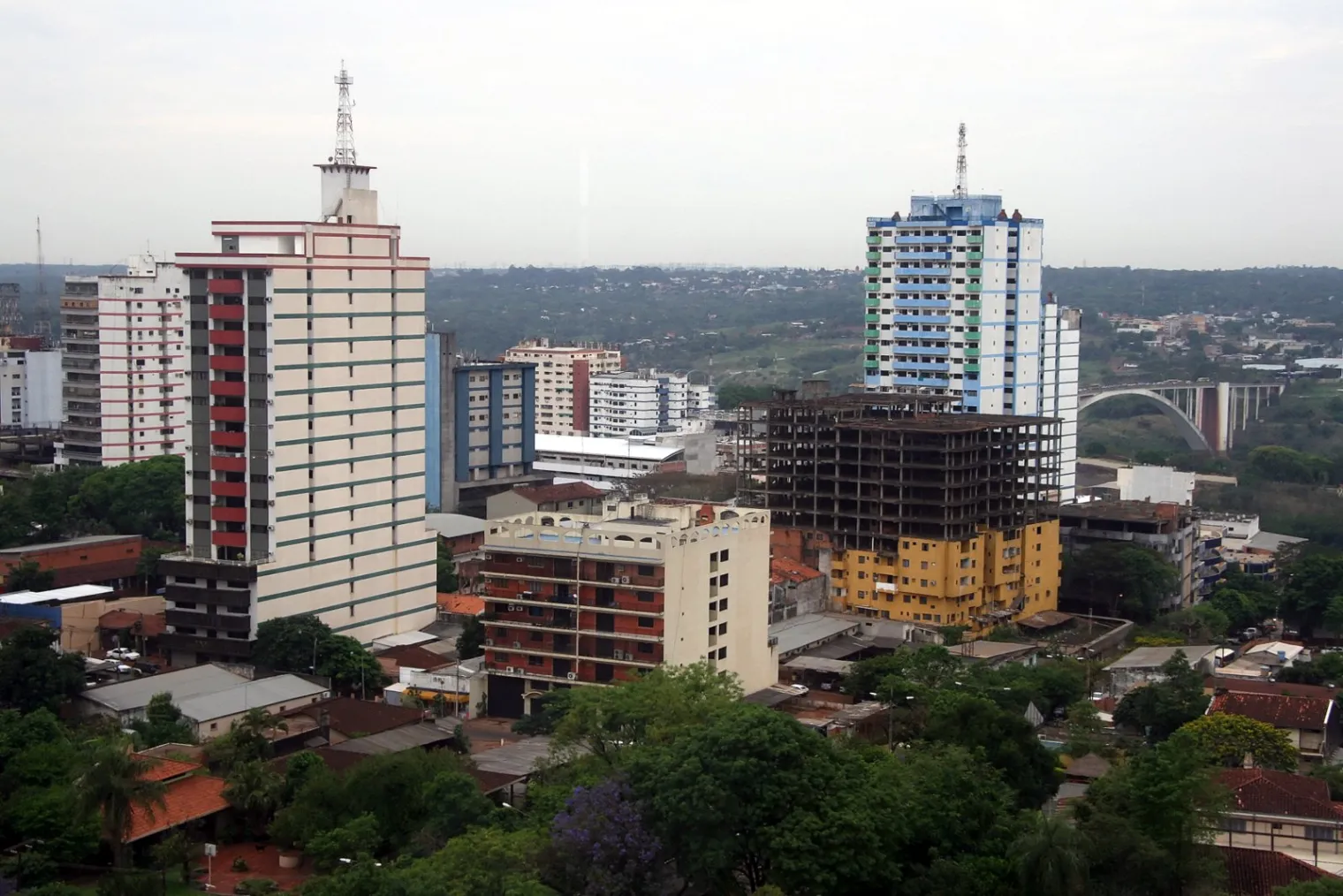 Skyline von Ciudad del Este mit der Freundschaftsbrücke nach Brasilien