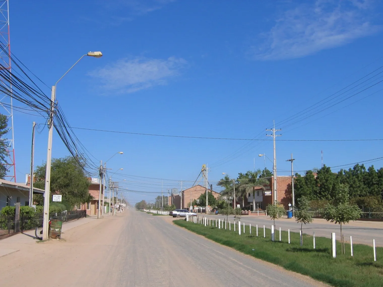 Breite Straße in Filadelfia im paraguayischen Chaco