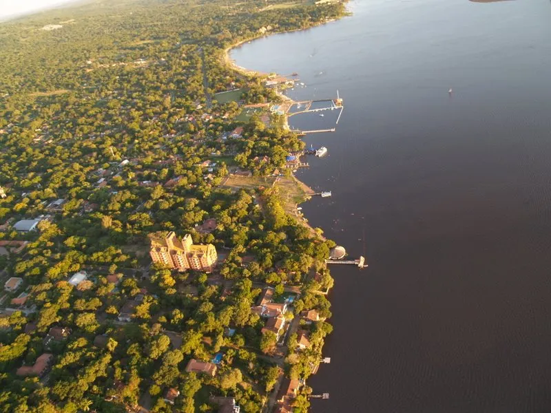 Luftbild von San Bernardino am Ypacaraí-See in Paraguay